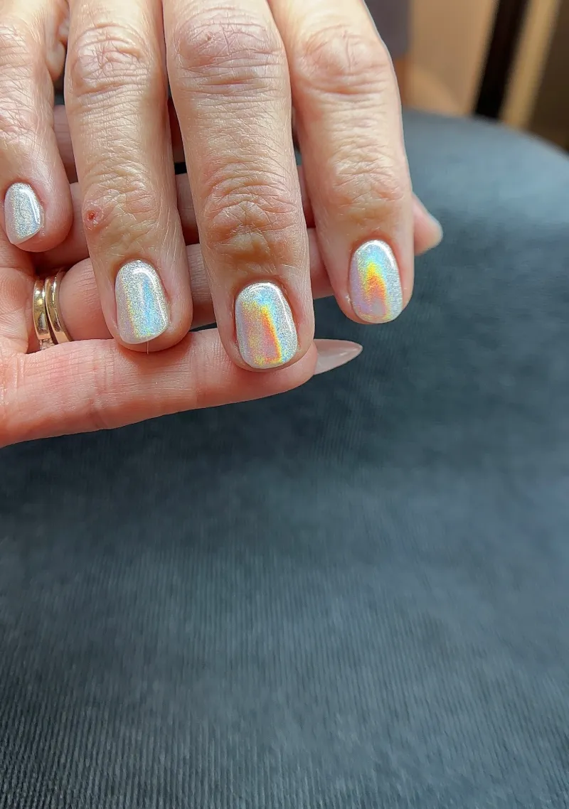 Short nails with a holographic chrome finish